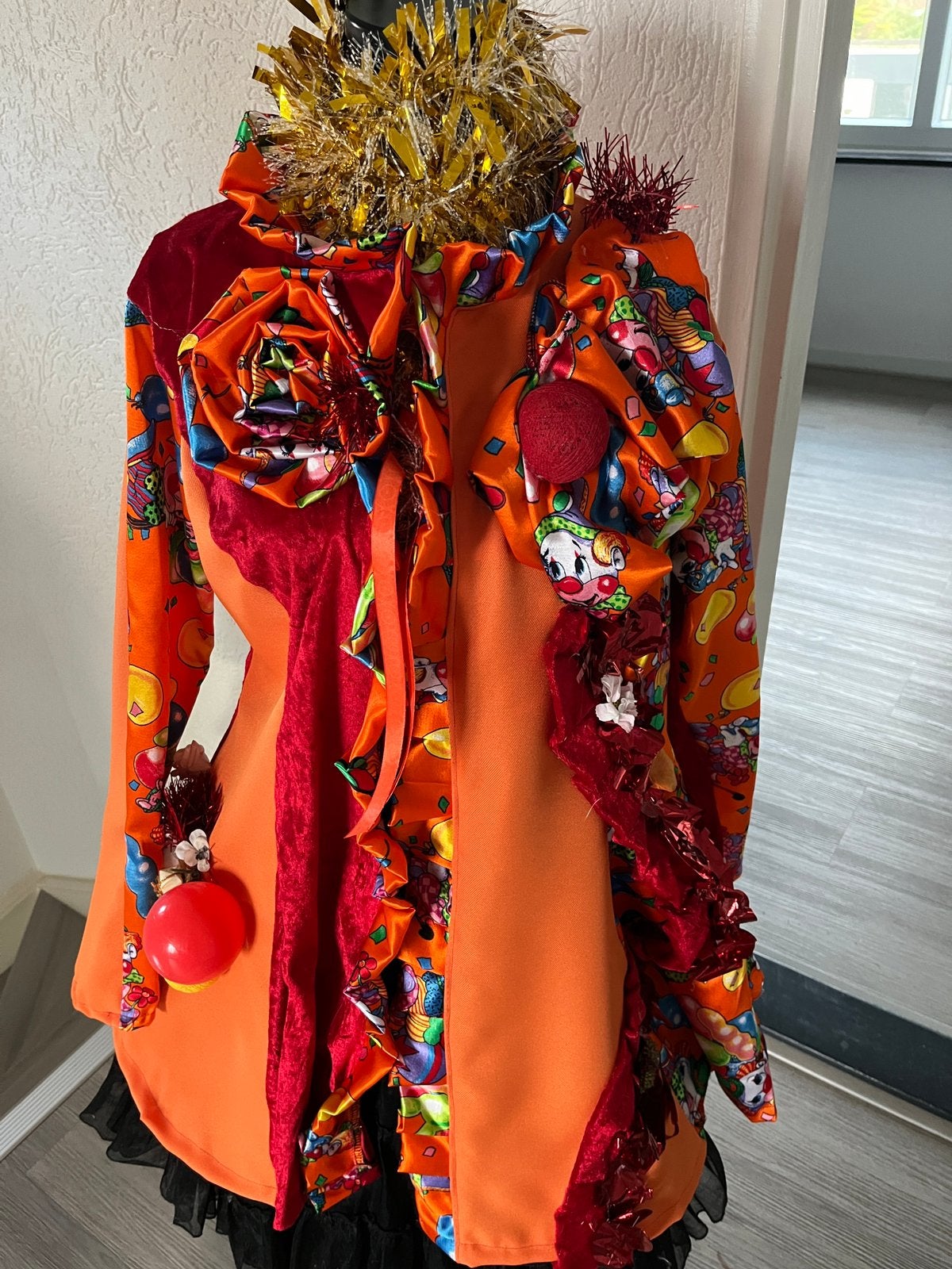 Unieke vrolijke orqnje/rood Carnavalsjas maat L geheel nieuw, Kleding | Dames, Carnaval, Maat 42/44 (L), Nieuw, Ophalen of Verzenden
