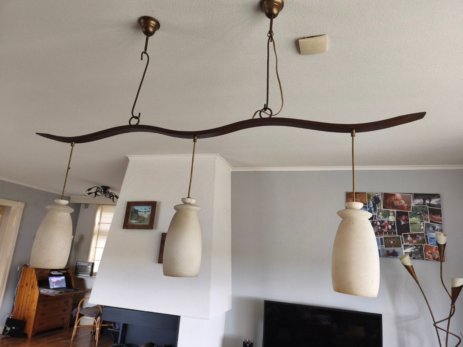 Vintage hanglamp met 3 melkglas kappen en houten balk, Ophalen, Gebruikt, Vintage, Landelijk, 75 cm of meer