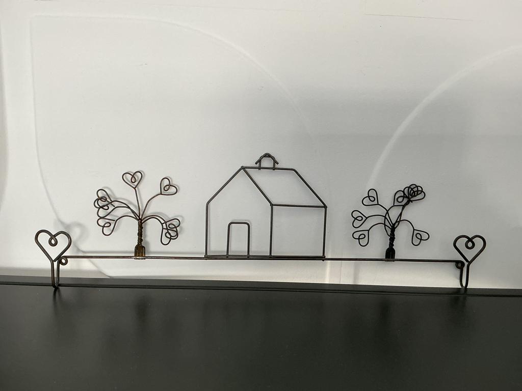Metalen wanddecoratie huisje met bomen, Huis en Inrichting, Woonaccessoires | Overige, Ophalen of Verzenden, Gebruikt