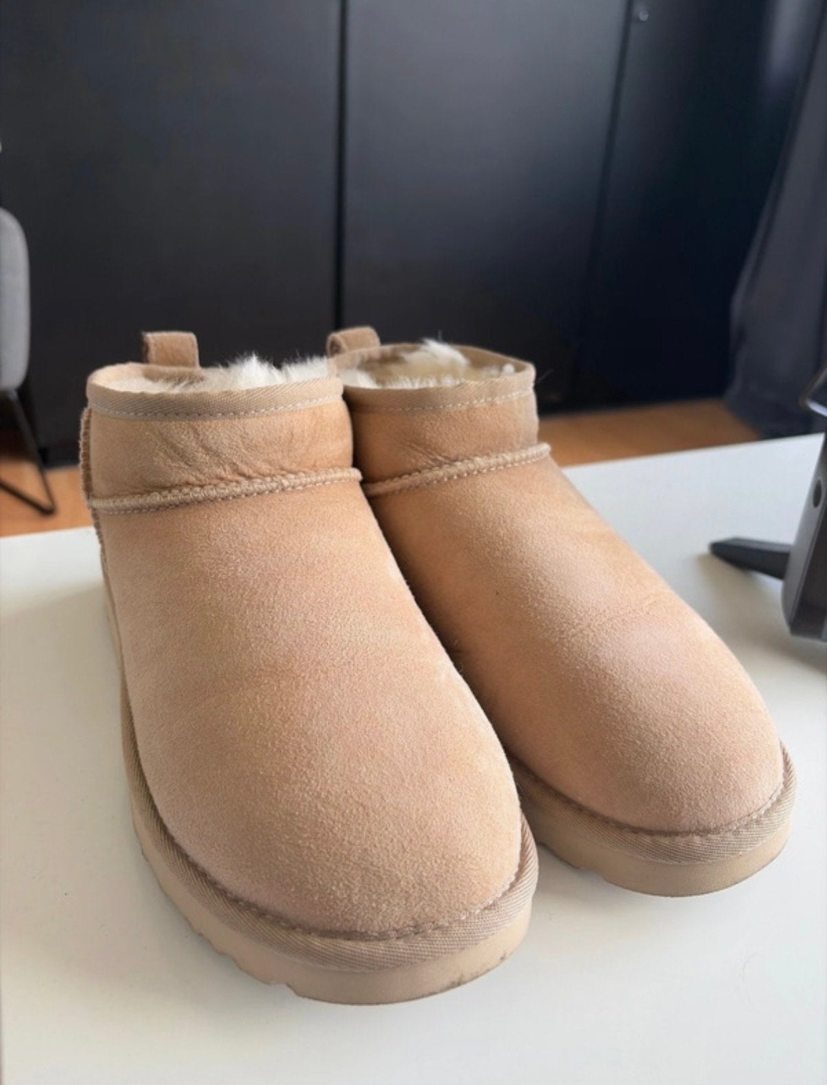 UGGS Ultra Mini Sand Maat 38, Kleding | Dames, Beige, Lage of Enkellaarzen, Ophalen of Verzenden, Zo goed als nieuw