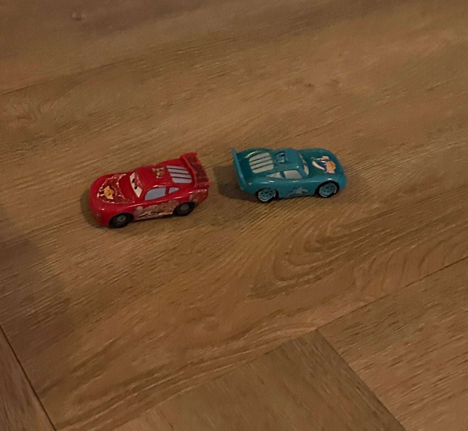 Cars Lightning McQueen en Jackson Storm speelgoedauto's, Ophalen, Gebruikt