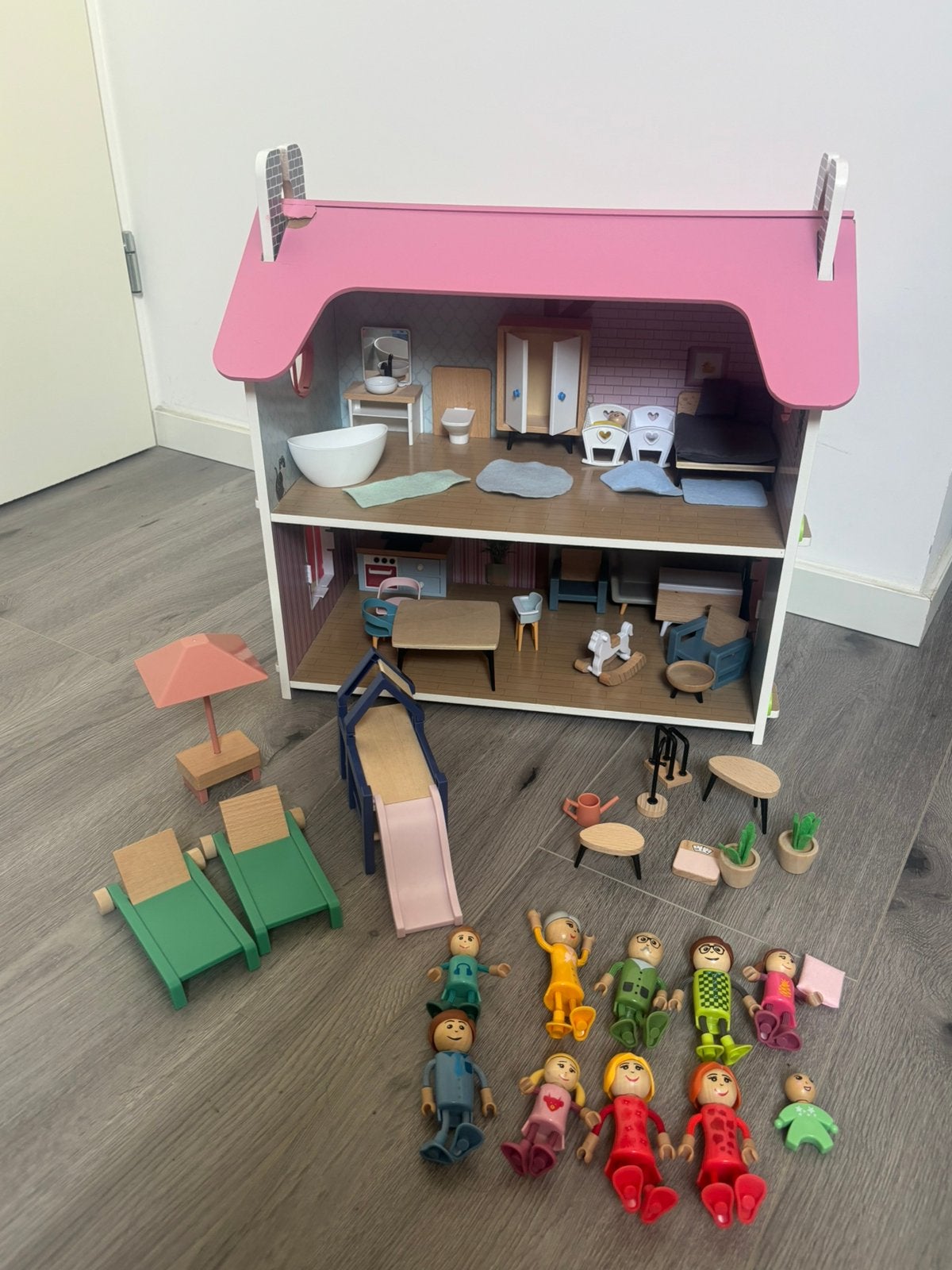 Poppenhuis incl. meubels poppetjes en accessoires, Ophalen of Verzenden, Zo goed als nieuw, Poppenhuis