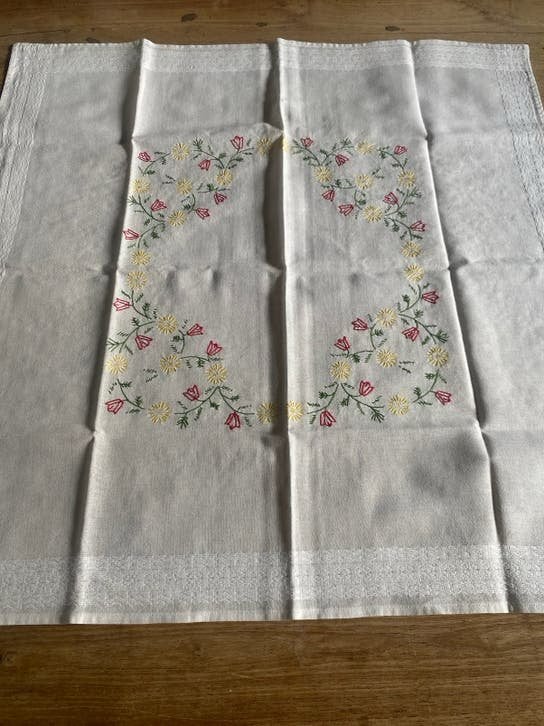 Handgeborduurd tafelkleedje met bloemen, Ophalen of Verzenden, Zo goed als nieuw, Wit, Tafelkleed of Tafelzeil