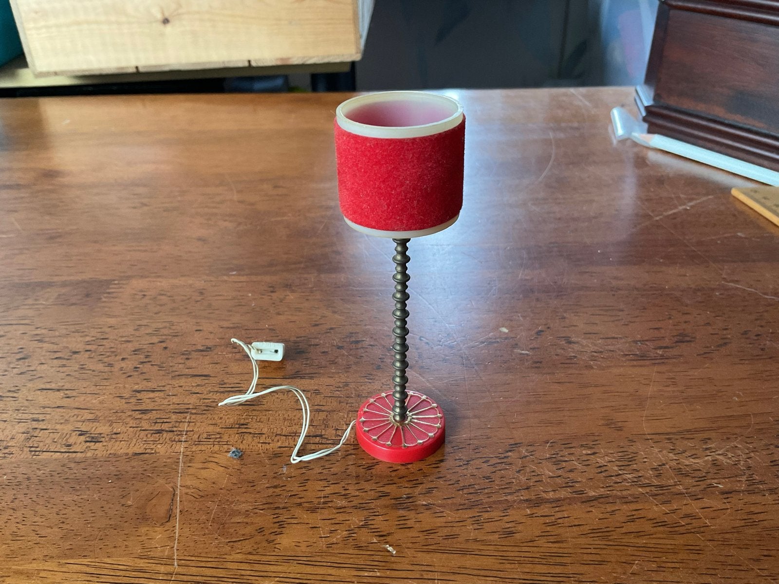 Lundby poppenhuis lamp - vloerlamp met rode kap, Ophalen of Verzenden, Gebruikt