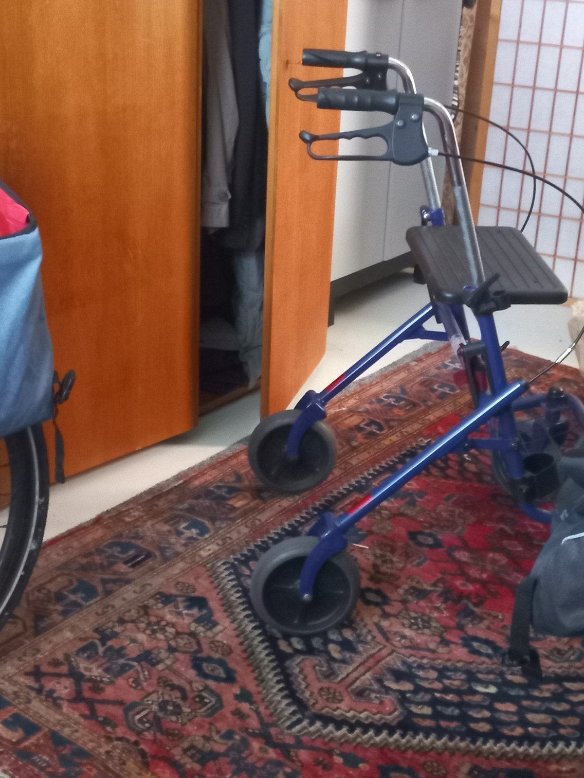 Donkerblauw3 thuasne rollator. Bjjna niet gebruikt., Ophalen