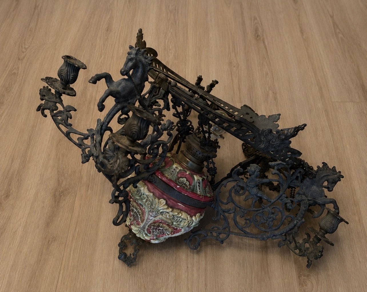 Antieke smeedijzeren lamp met paardenmotief, Ophalen