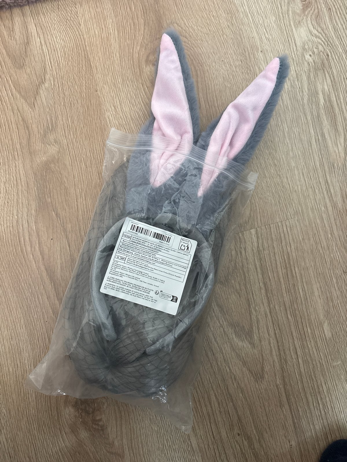 Grijze pruik met konijnenoren - Judy Hopps cosplay, Ophalen of Verzenden, Zo goed als nieuw, Carnaval, Accessoires