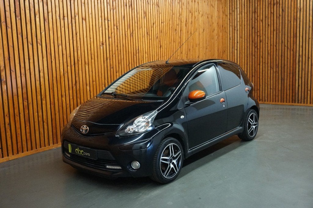 Toyota AYGO 1.0 VVT-i Dynamic Orange 5DRS / Airco / Elk . Ra, Auto's, Euro 5, Gebruikt, 4 stoelen, Bedrijf