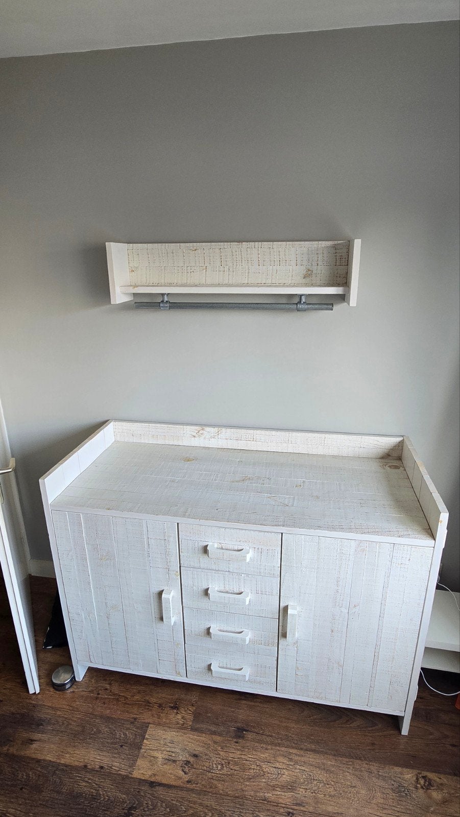 Witte XL commode met opstaande rand en wandplank, Ophalen, Gebruikt, 50 tot 70 cm, 100 cm of meer