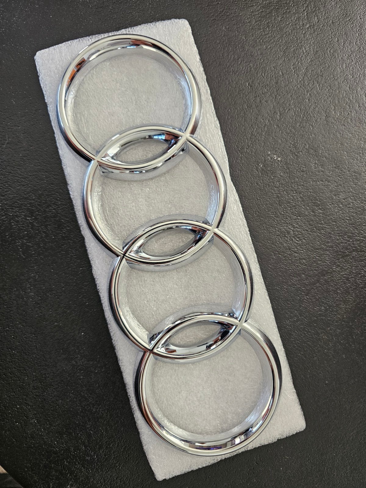 Audi A4 A5  Logo Front 275mm x 95mm - Nieuw Embleem, Ophalen of Verzenden, Nieuw