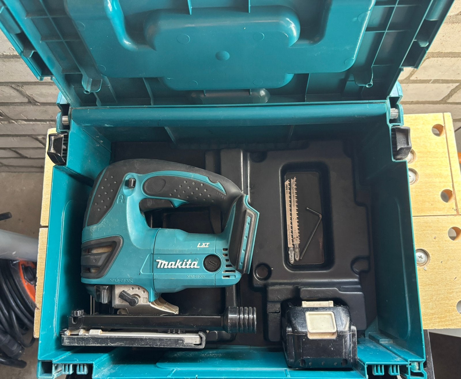 Makita DJV180ZJ 18V Decoupeerzaag in Mbox + Accu, Decoupeerzaag, Ophalen of Verzenden, Zo goed als nieuw, 30 tot 70 mm