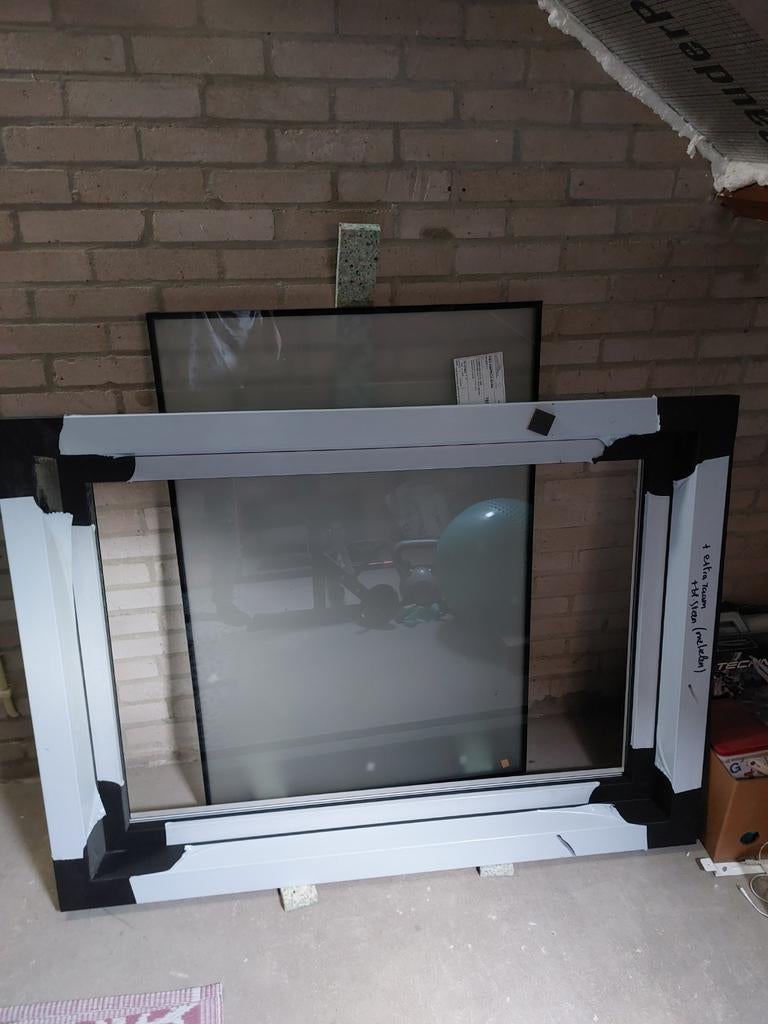 Nieuw kunststof draai/kiep kozijn zwart/wit met melkglas, Ophalen, Gevelraam of Ruit, 80 tot 120 cm, Nieuw