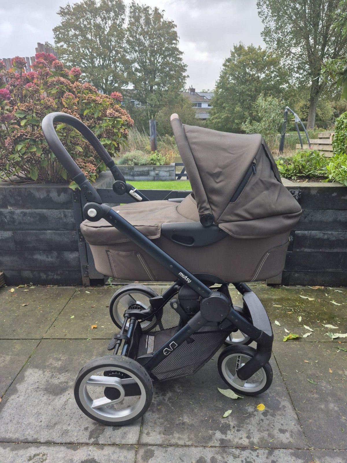 Mutsy Evo kinderwagen met reiswieg, regenhoes en staanplank, Ophalen, Gebruikt, Combiwagen, Met autostoeltje