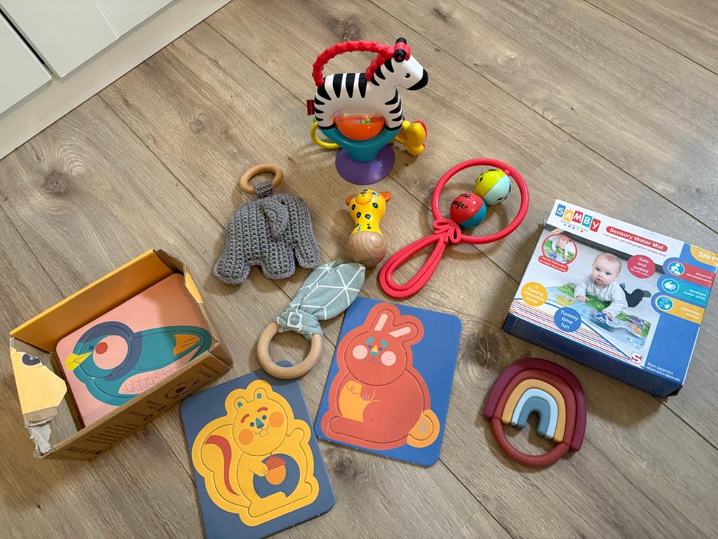 Baby speelgoed pakket: rammelaars, bijtringen, watermat, Ophalen of Verzenden, Gebruikt, Overige typen, Met geluid