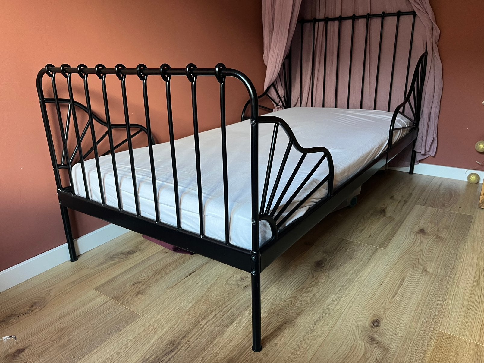 IKEA meegroeibed Minnen zwart incl Ömsint matras+lattenbodem, Kinderen en Baby's, Ophalen, Gebruikt, 70 tot 85 cm, Matras