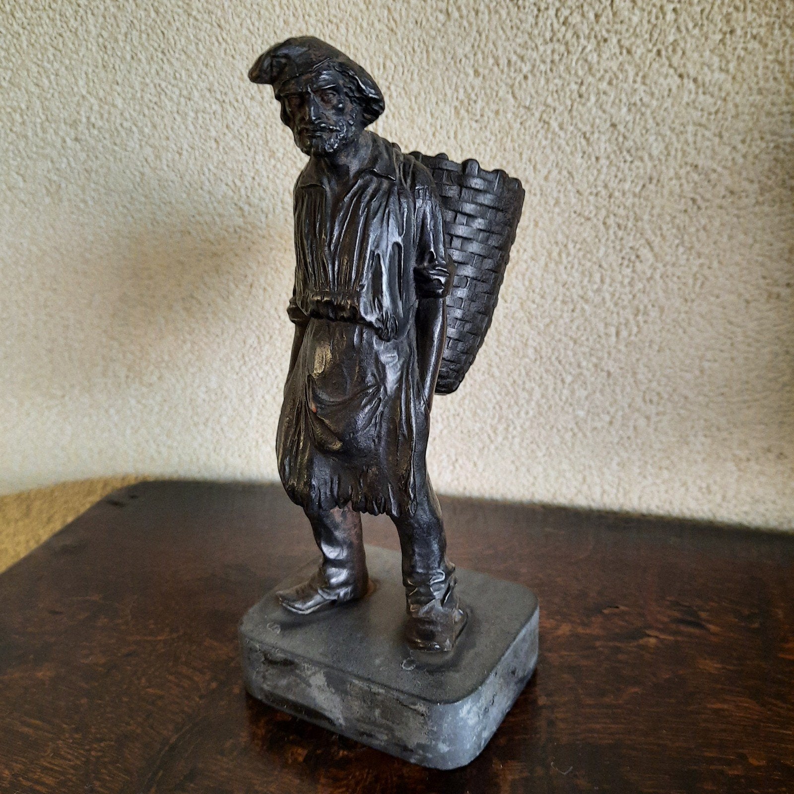 Gietijzeren boer met mand ca 1880, Ophalen of Verzenden, Op sokkel, Beeld, Klassiek