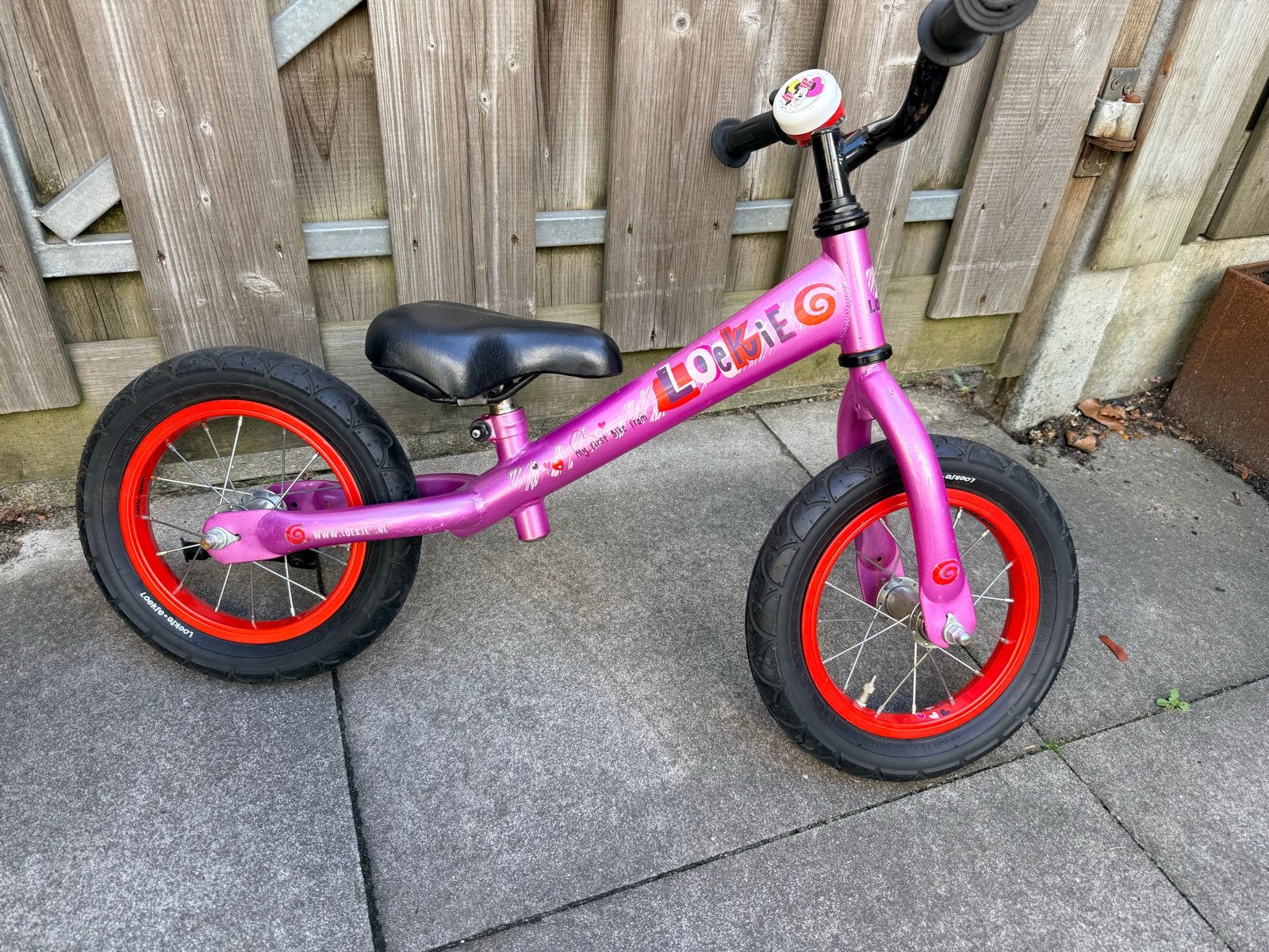 Roze Loopfiets LOEKIE - Banden lek, ventielen nodig, Fietsen en Brommers, Ophalen, Gebruikt, Minder dan 16 inch