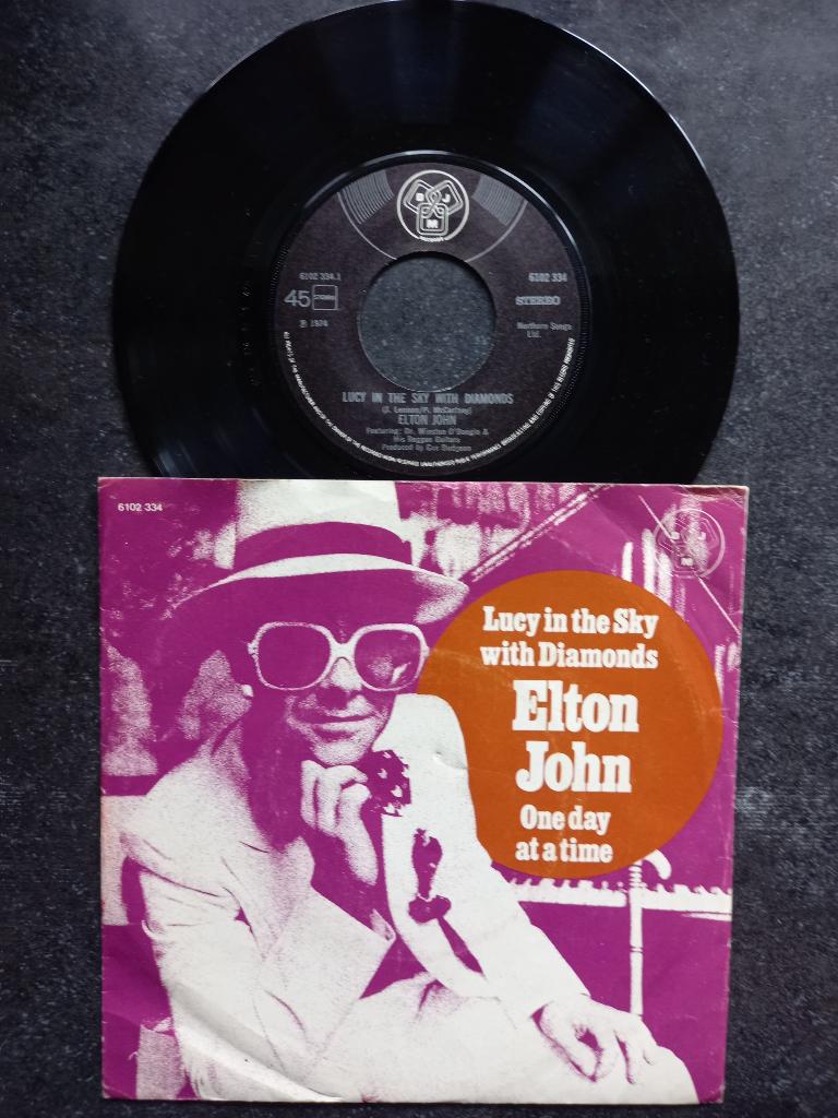 Elton John - Lucy in the sky with diamonds 1974, Fotohoes, Ophalen of Verzenden, Gebruikt, Pop