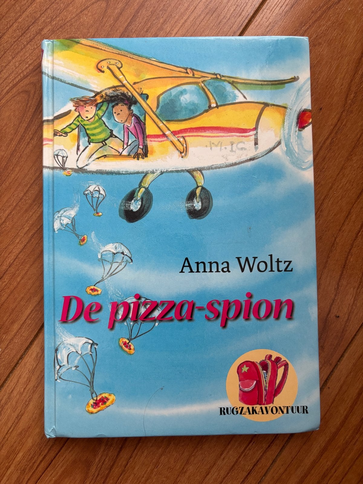 De pizza-spion - Anna Woltz (Rugzakavontuur), Ophalen of Verzenden, Gelezen
