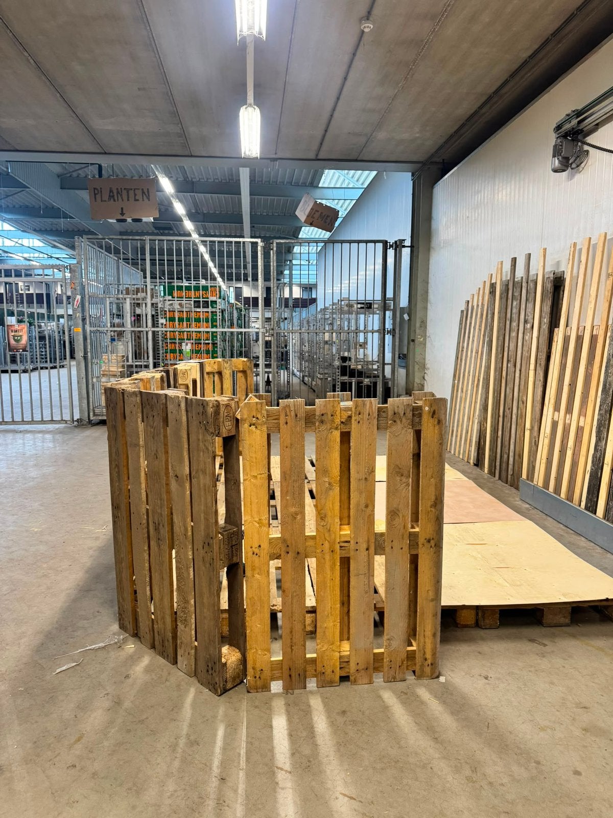Mobiel Palletpodium – voor feesten, festivals & DJ-events, Gebruikt, Ophalen of Verzenden, Overige houtsoorten, Pallet