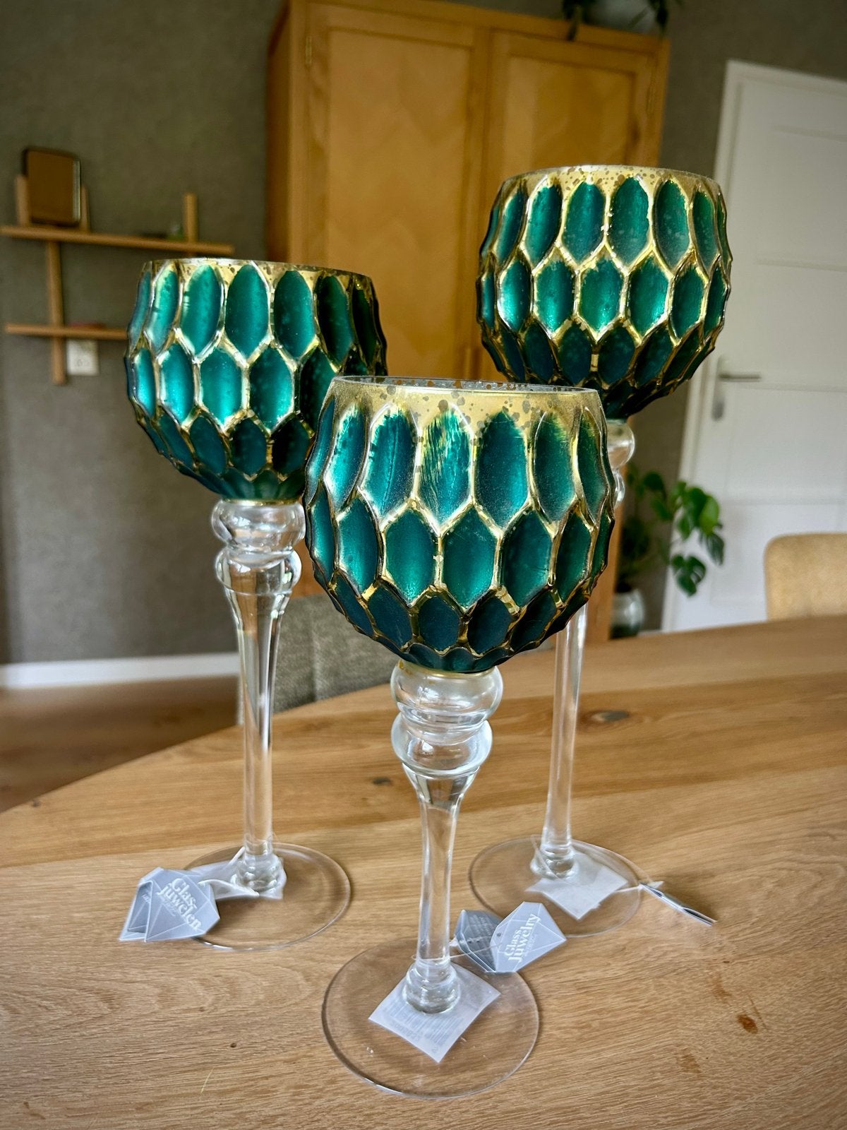 Set met 3 hoge groene glazen op voet, Ophalen