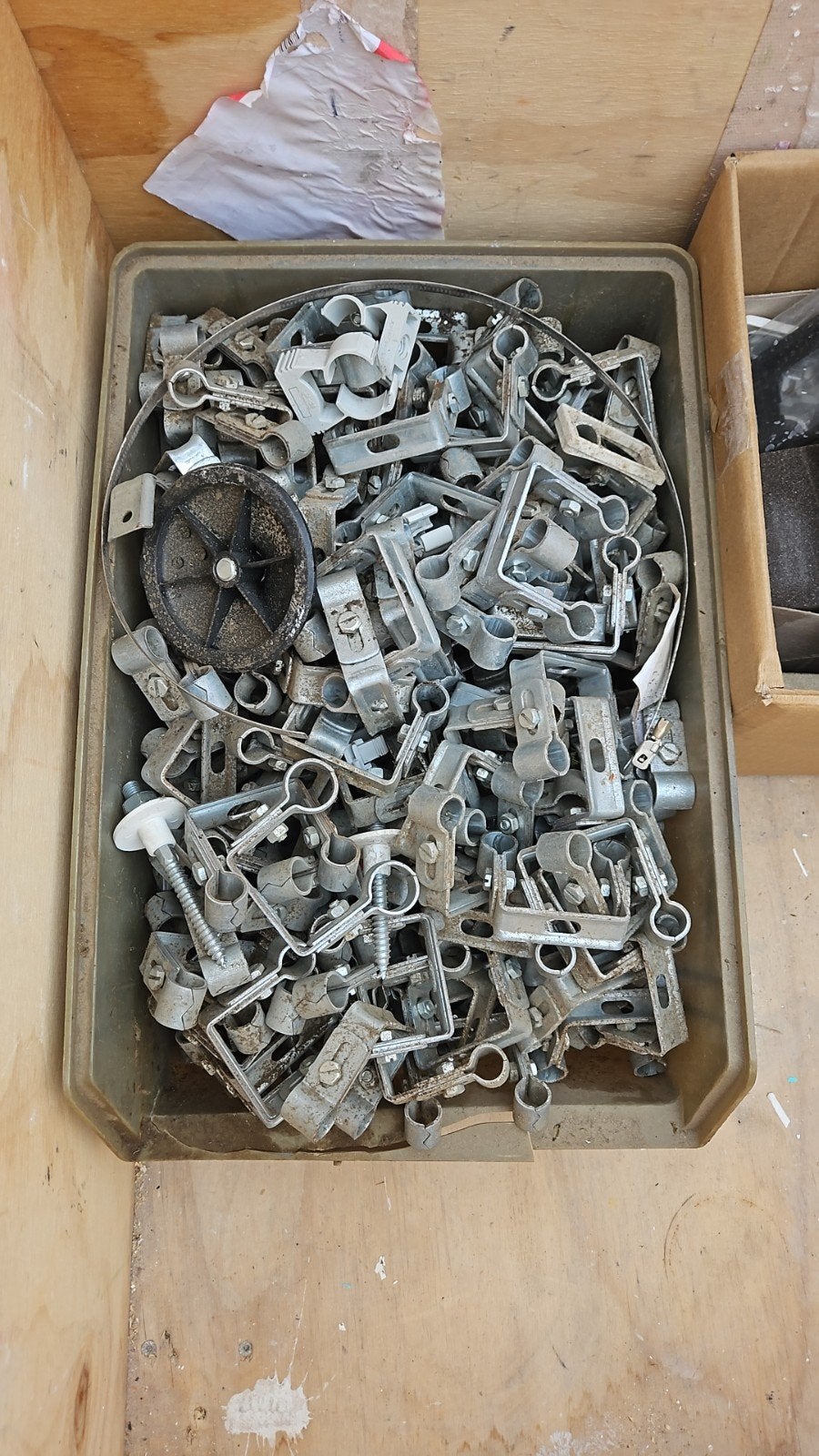 bak vol metalen bevestigingsclips, Ophalen of Verzenden