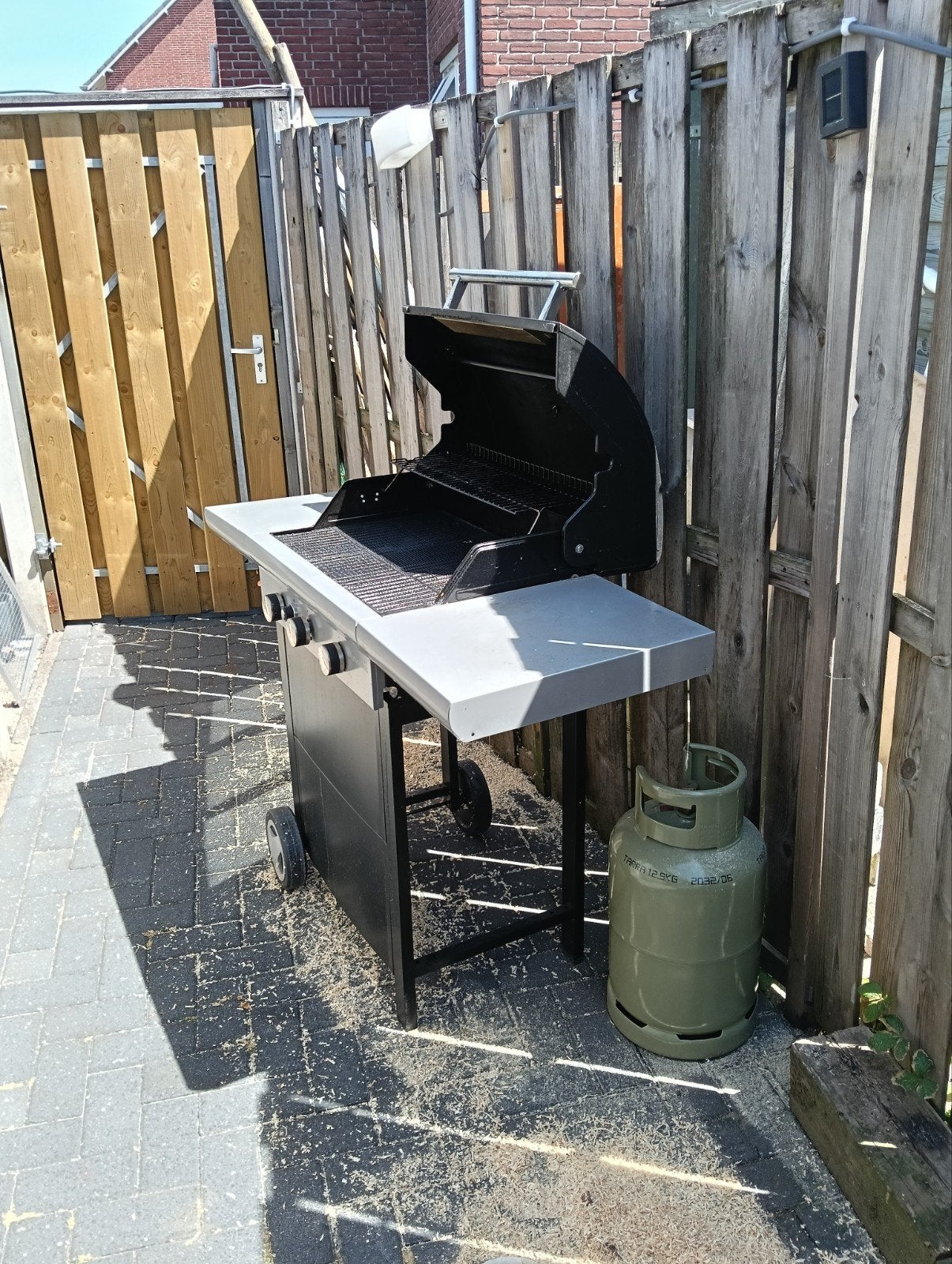 Barbecook gasbarbecue met zijtafels en gasfles, Verzenden, Gebruikt, Barbecook