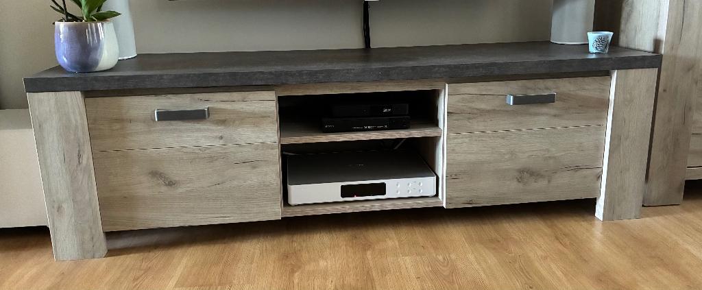 Mooi tv-meubel, Met deur(en), 150 tot 200 cm, Zo goed als nieuw, 25 tot 50 cm