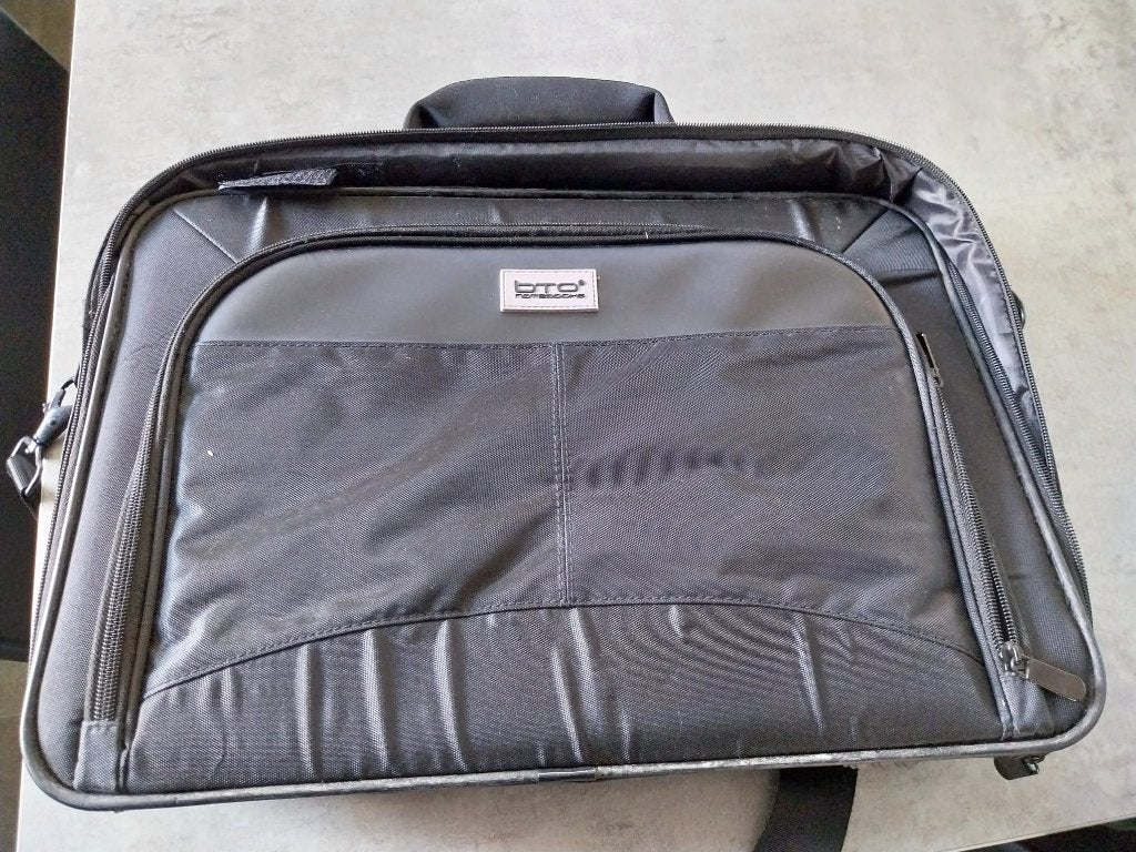 laptoptas, Computers en Software, Gevoerd laptopvak, 17 inch of meer, Ophalen of Verzenden, Zo goed als nieuw