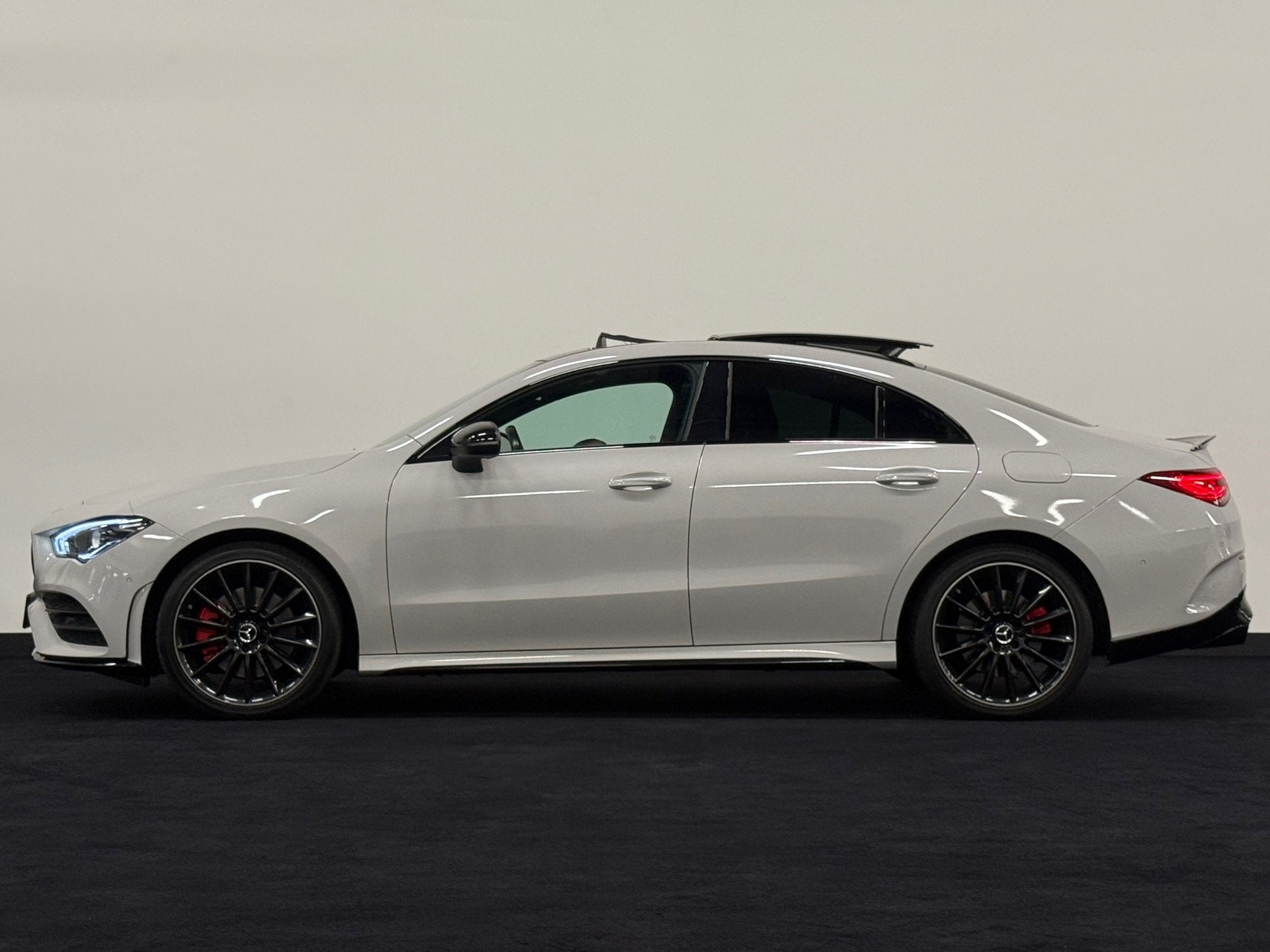 Foto 3 van Mercedes-Benz CLA-klasse 250 e AMG 45S Blackpack Pano Memory