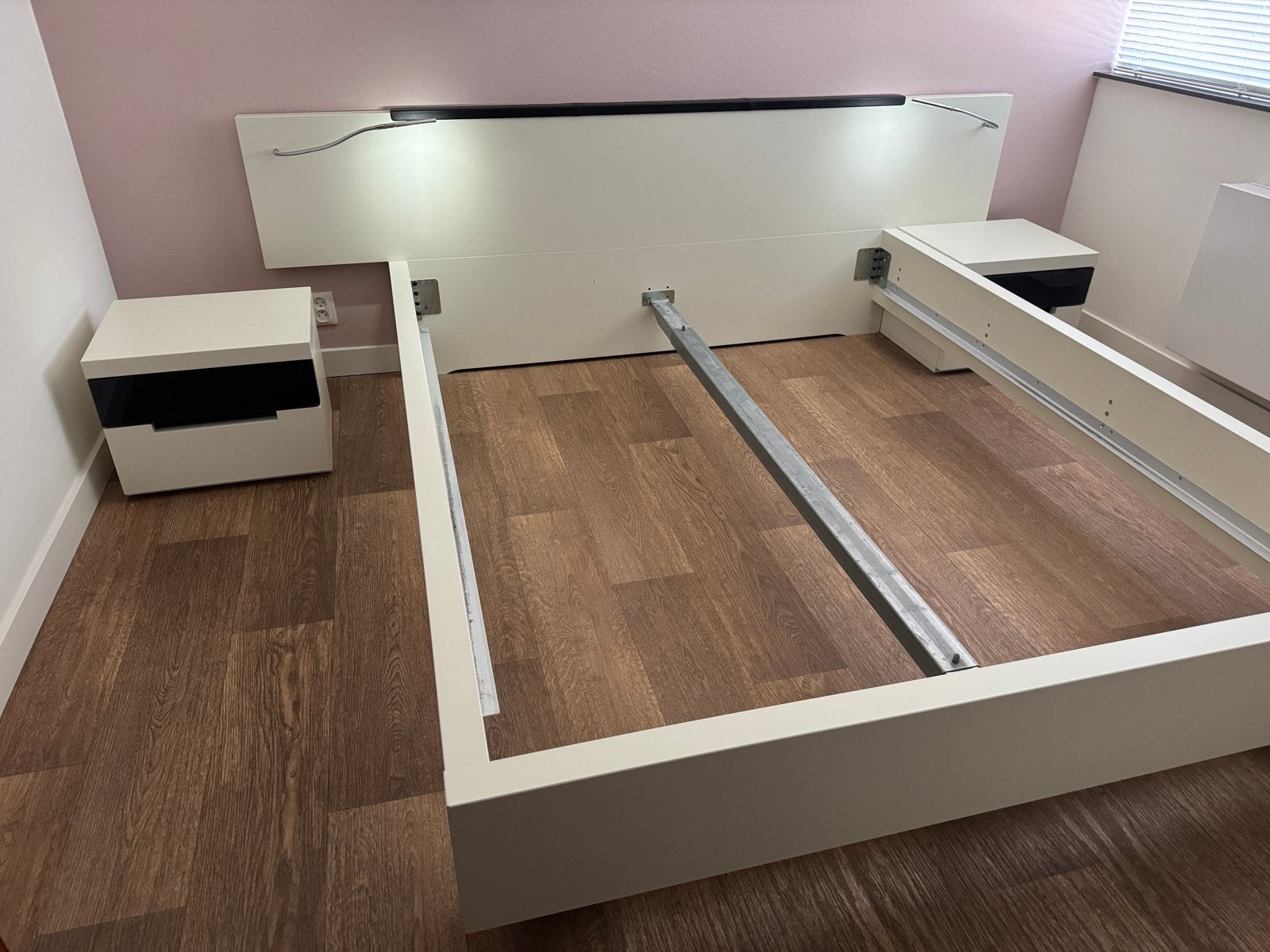 Hülsta modern tweepersoonsbed 160x200 met nachtkastjes, Huis en Inrichting, Ophalen, Modern design, Gebruikt, Wit