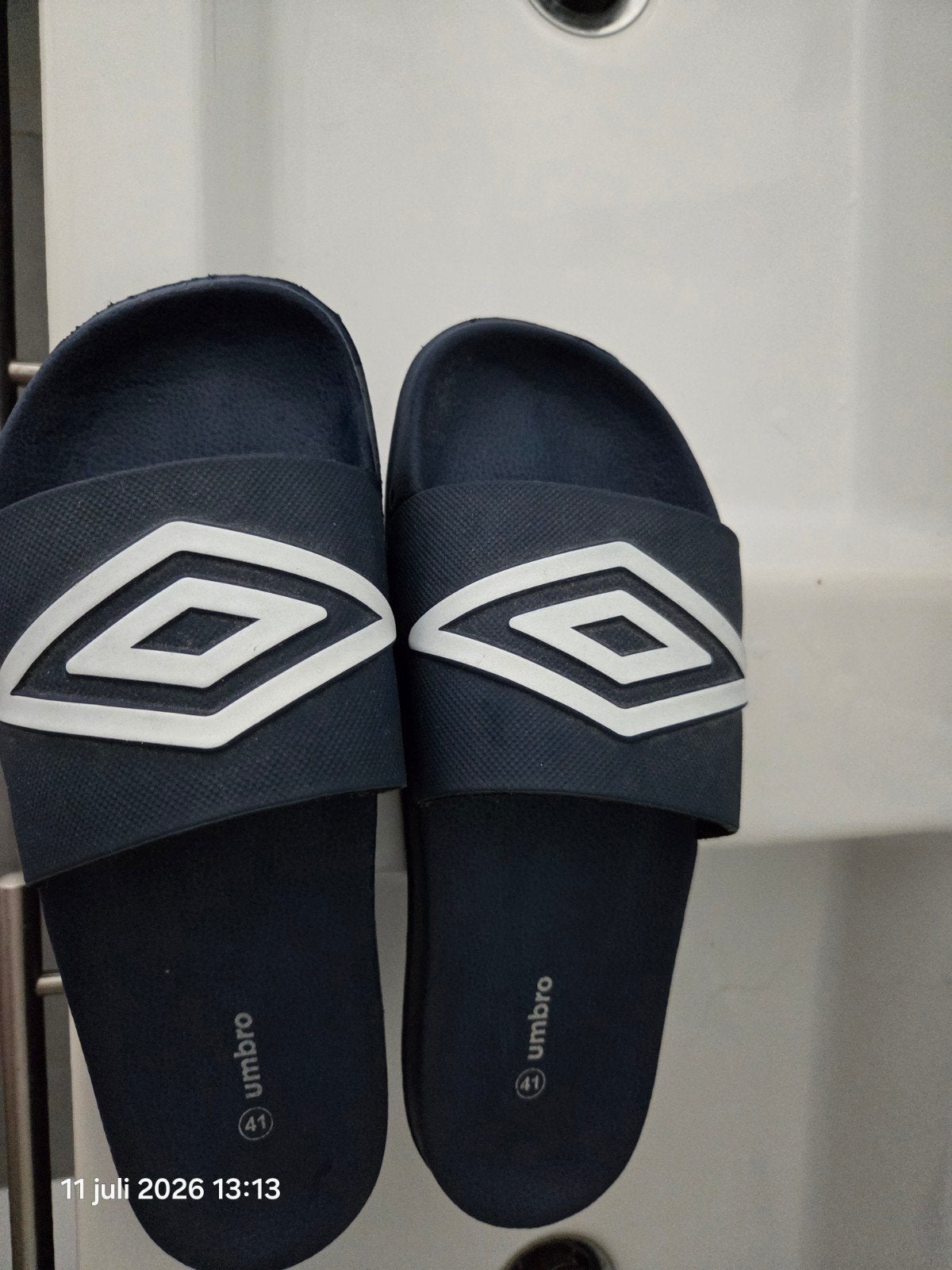 Umbro slippers maat 41 - Donkerblauw met wit logo, Slippers, Blauw, Nieuw, Ophalen of Verzenden