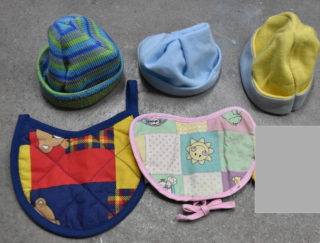 zapf kinder speelgoed poppen 3 mutsen & 2 slabbers chouchou, Ophalen of Verzenden, Zo goed als nieuw, Babypop