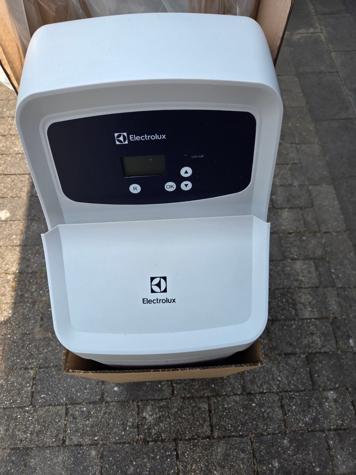 Electrolux waterontharder 14 liter,  voor 1 tot 6 personen, Ophalen, Nieuw, Waterontharder met zout