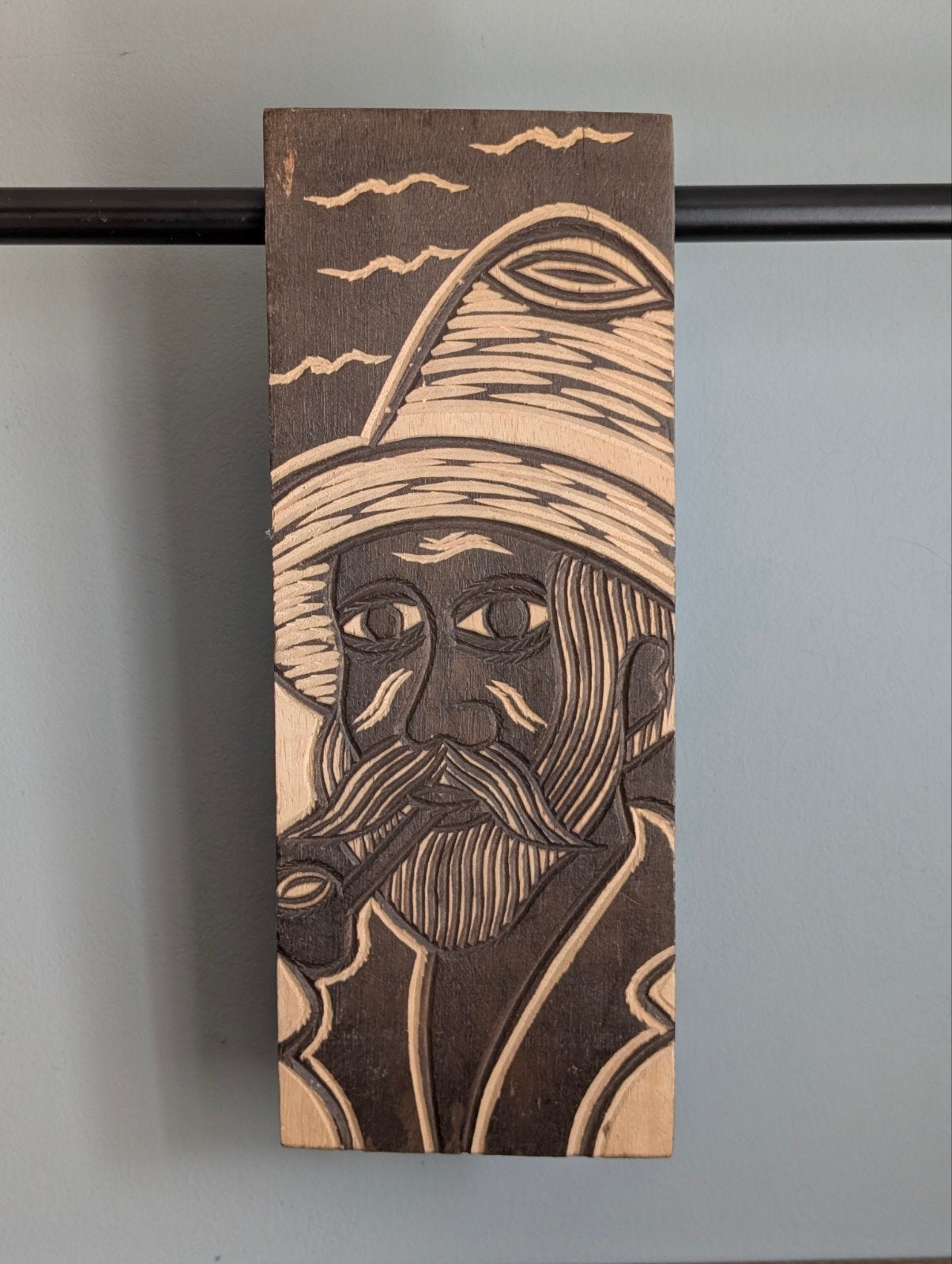 Houtsnijwerk Man met Snor, Pijp en Hoed - 30x12 cm, Antiek en Kunst, Kunst | Beelden en Houtsnijwerken, Houtsnijwerk, Ophalen of Verzenden