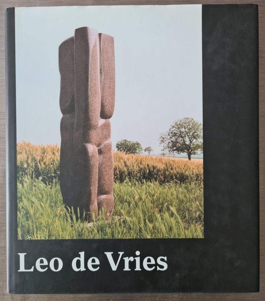 Leo de Vries -Overzicht werk van de Nederlandse beeldhouwer, Boeken, Kunst en Cultuur | Beeldend, Zo goed als nieuw, Beeldhouwkunst