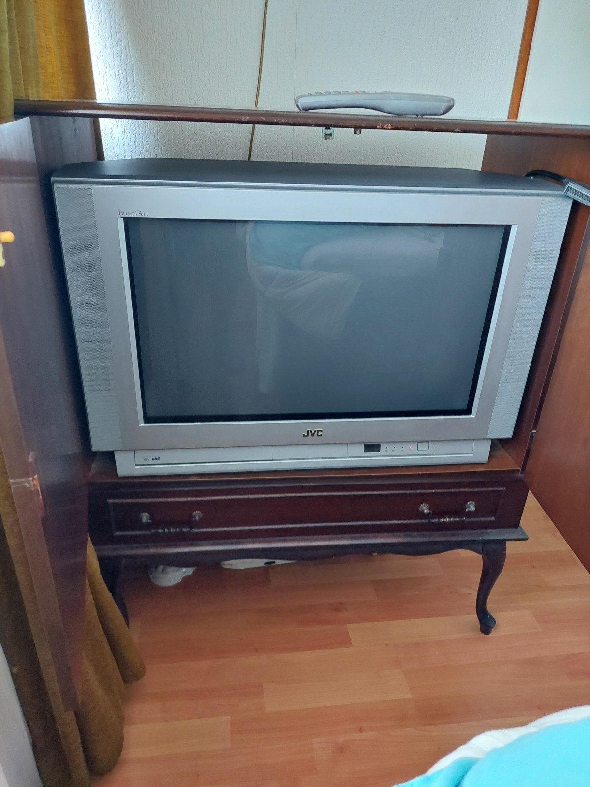 JVC televisie in kast
