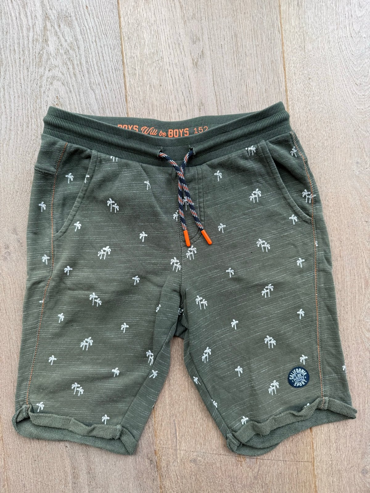 groene korte sweat short met palmbomen print maat 152, Ophalen of Verzenden, Gebruikt, Jongen, Broek