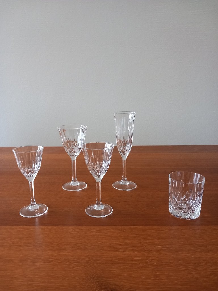 Te koop kristallen glasservies, Ophalen