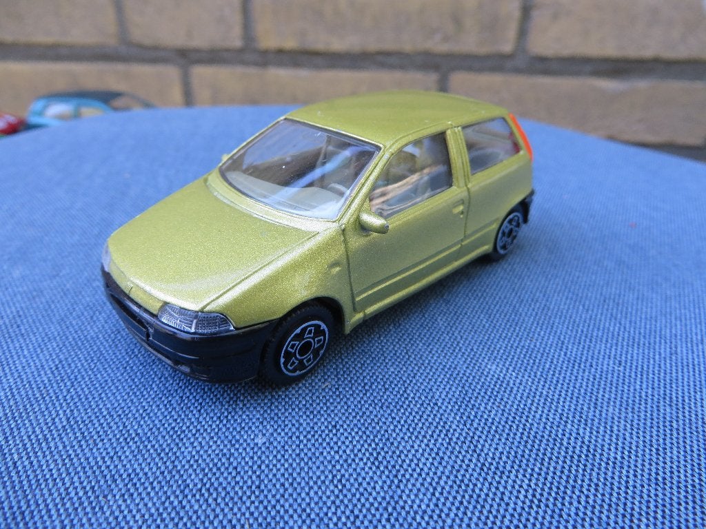 Burago Fiat Punto Goud, Ophalen of Verzenden, Zo goed als nieuw, Auto, Overige merken