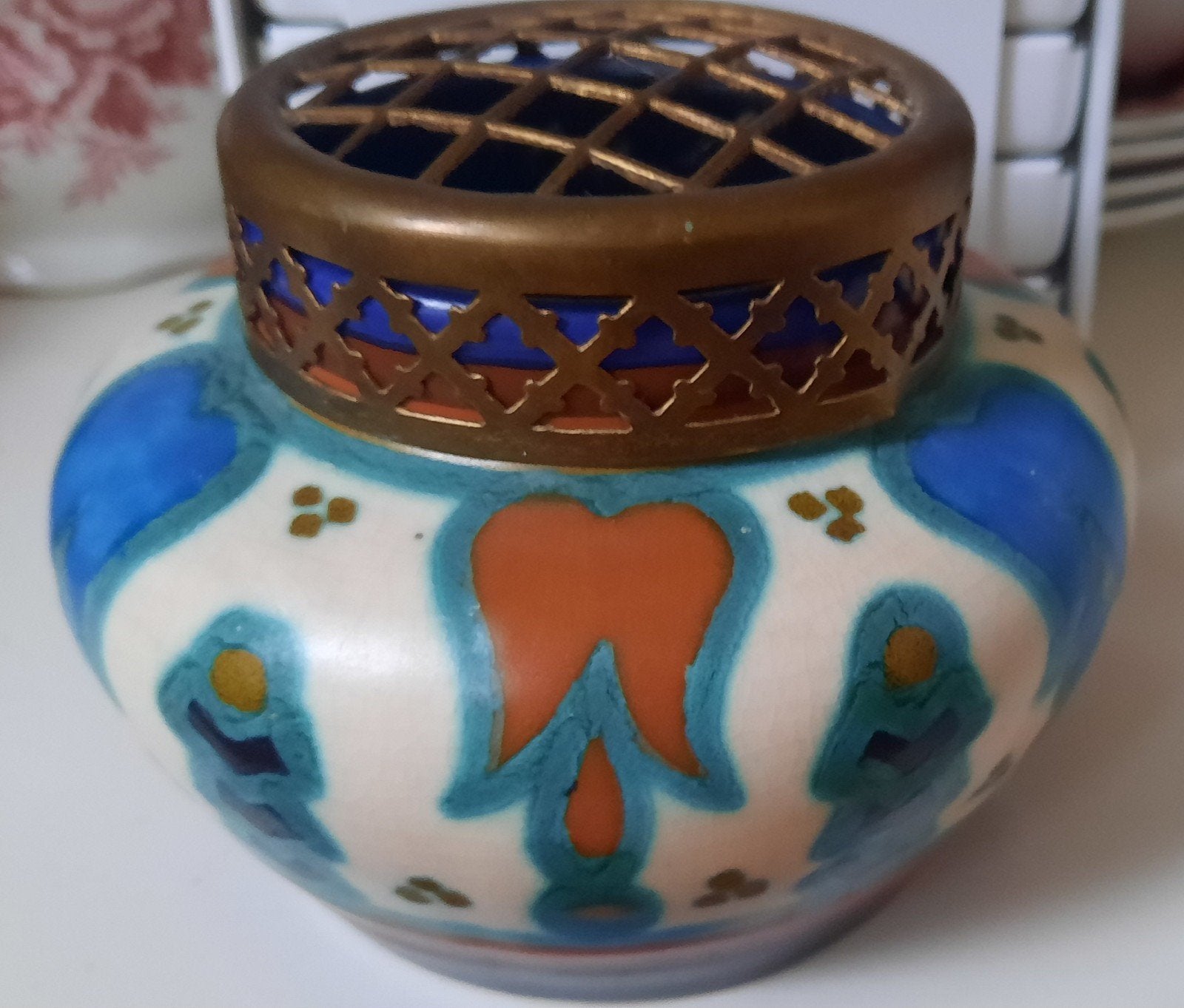 Gouds plateel

rozenbowl met koperen bloemverdeler, Ophalen of Verzenden