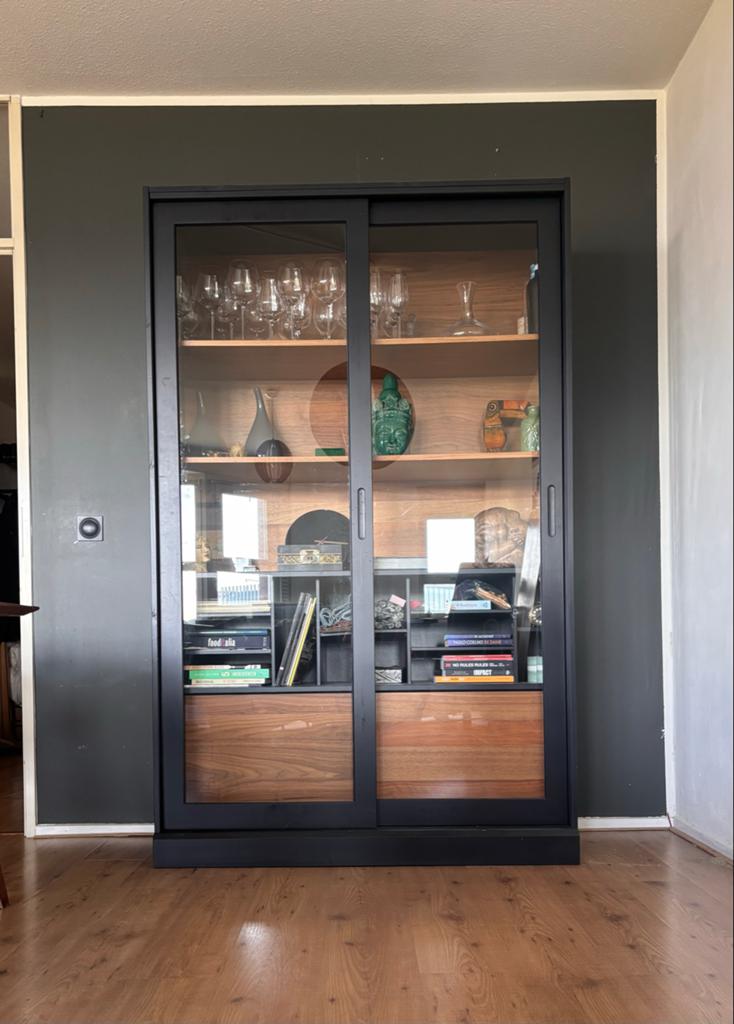 Woood James kast hout antraciet en walnoot met wijnrek, Huis en Inrichting, Kasten | Vitrinekasten, Ophalen, 100 tot 150 cm, Zo goed als nieuw
