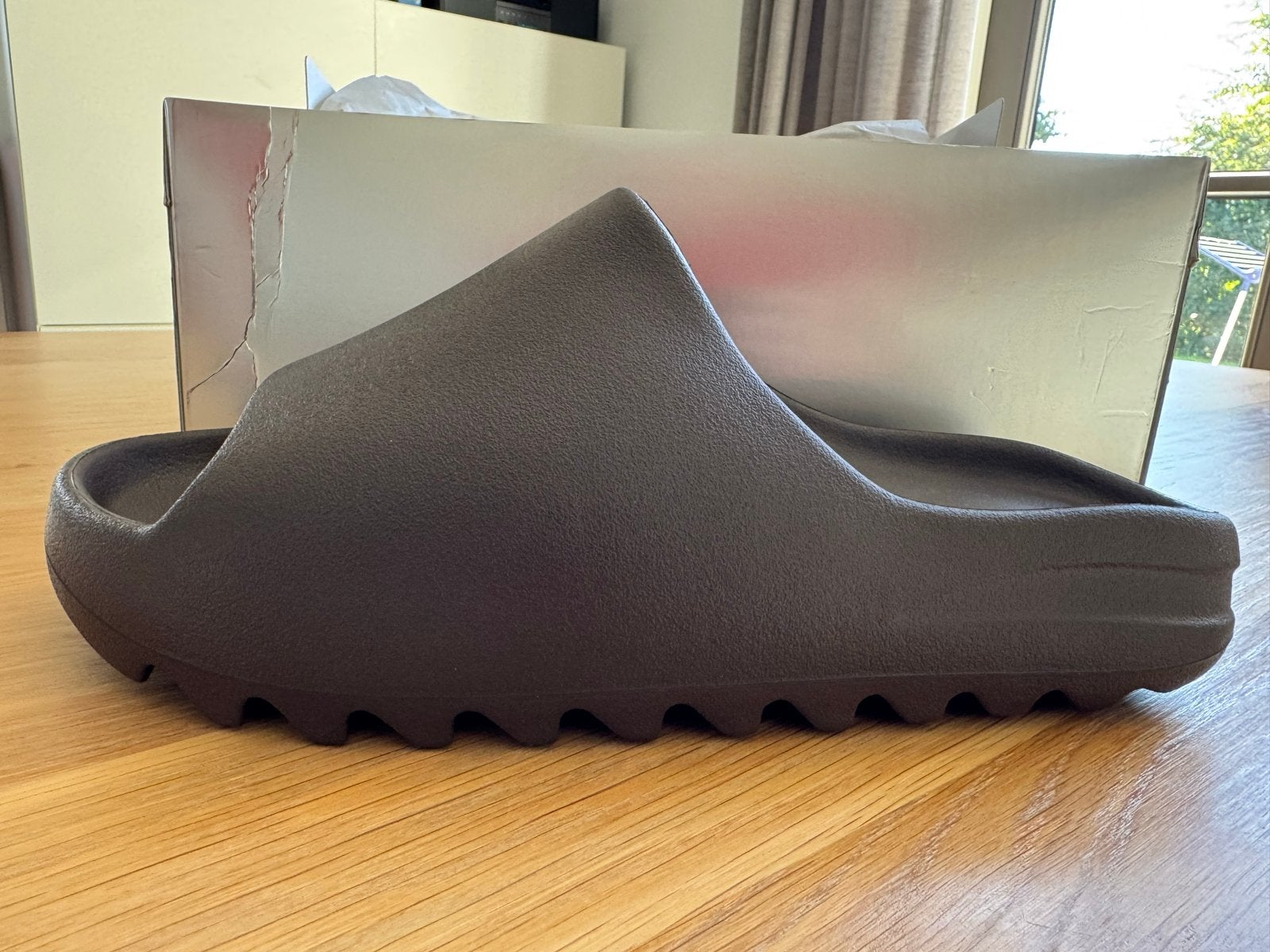 Yeezy Slides YS-01 Chocolate - Nieuw in doos maat 11, Kleding | Dames, Ophalen of Verzenden, Nieuw, Bruin, Slippers