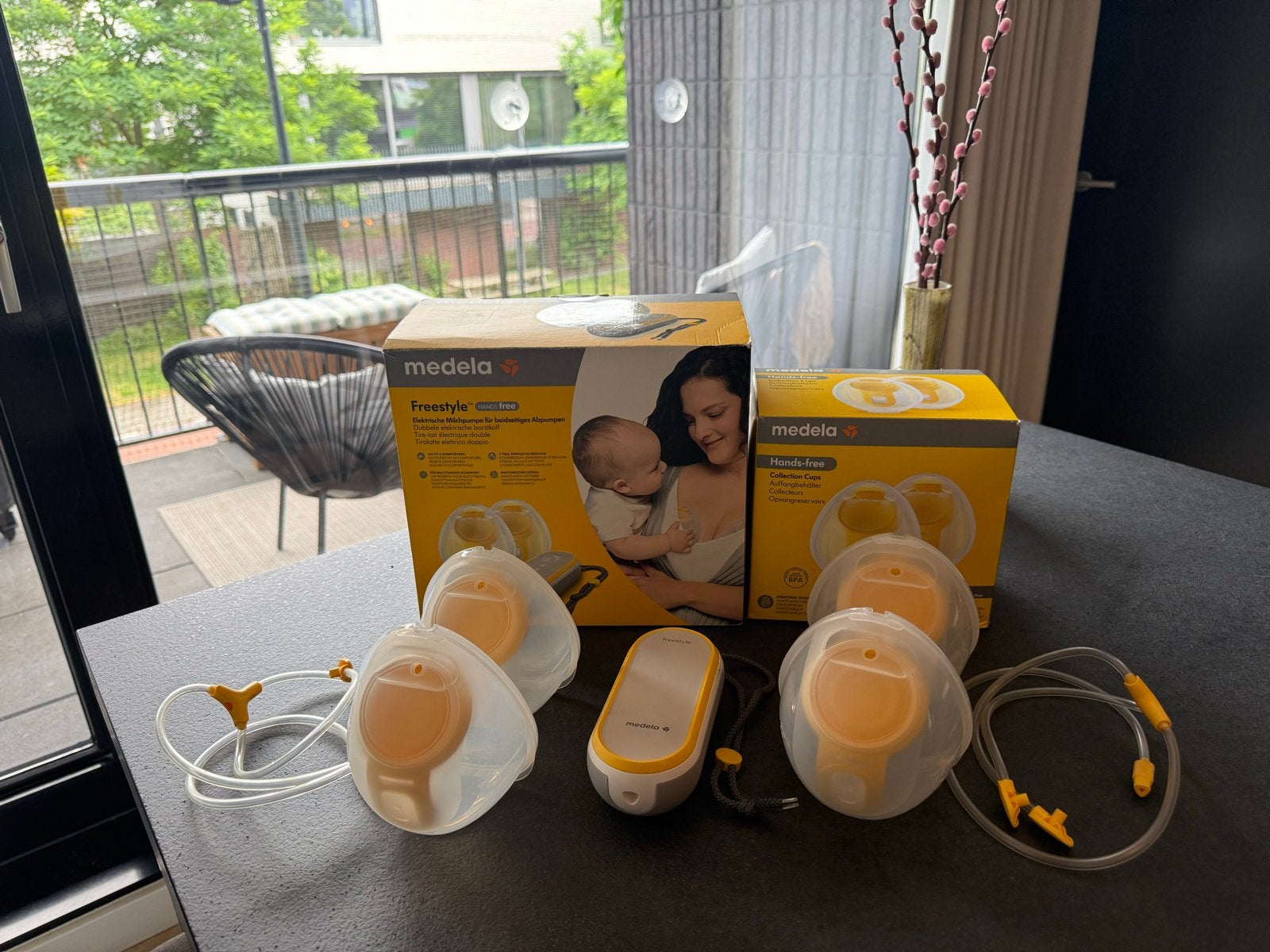 Medela Freestyle Hands-free kolf met extra cups, Kinderen en Baby's, Kinderspulletjes, Ophalen of Verzenden, Gebruikt