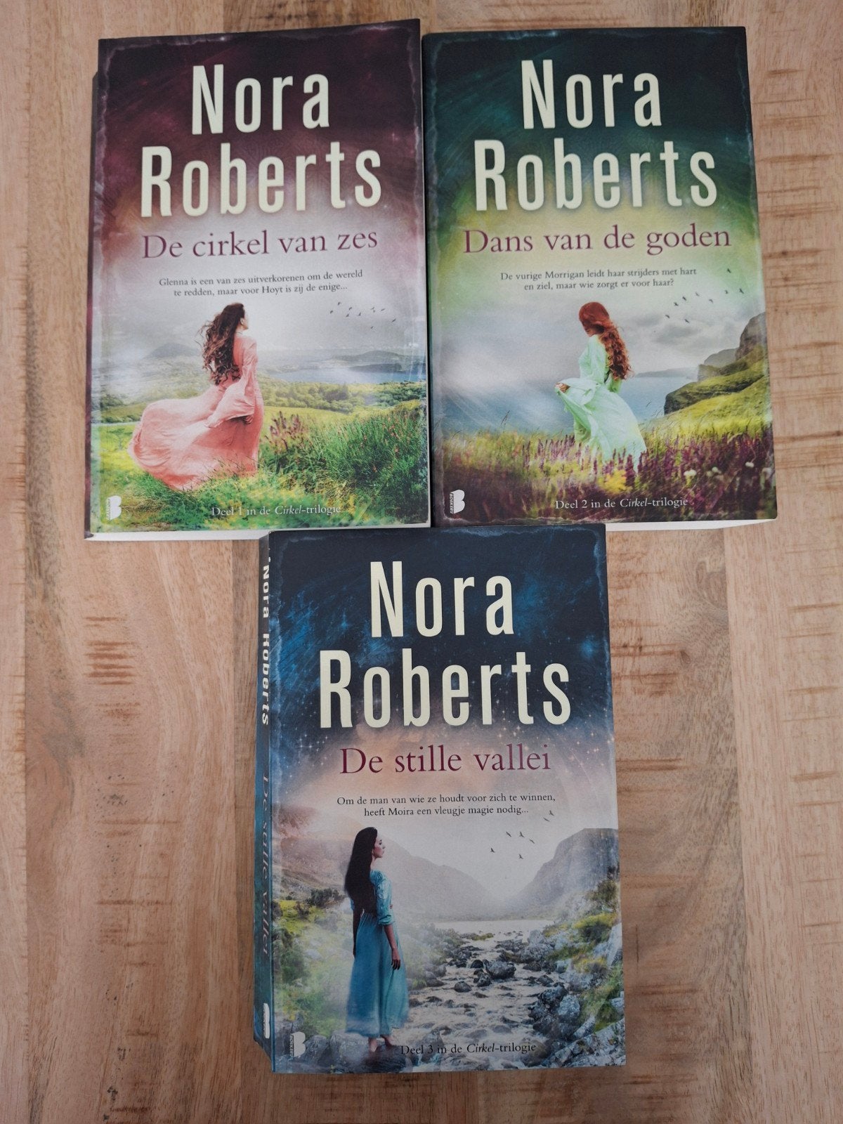 Nora Roberts Trilogie, Ophalen of Verzenden, Zo goed als nieuw