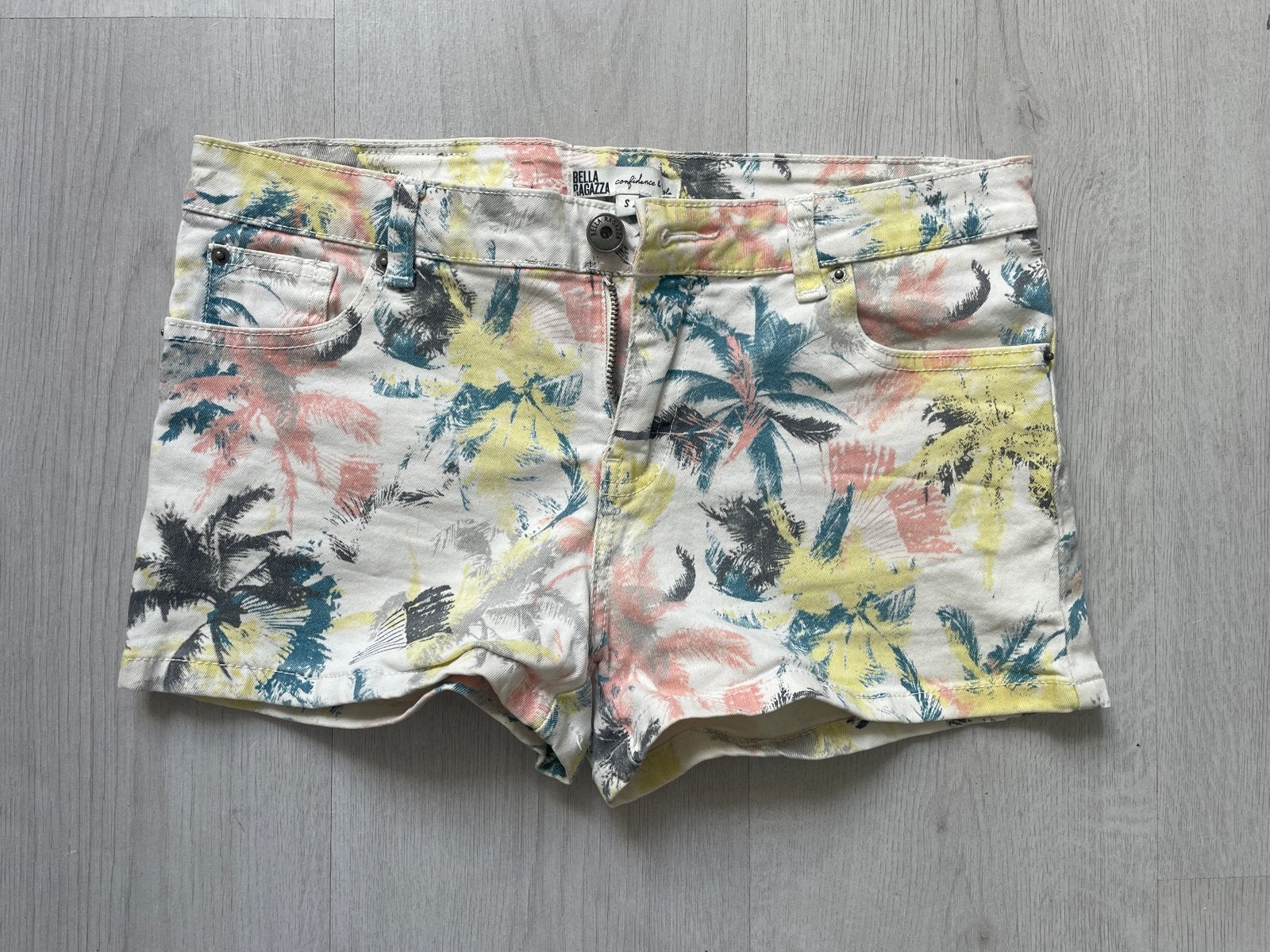 Bella Ragazza korte broek met palmboomprint, maat S, Kort, Meerkleurig, Ophalen of Verzenden, Zo goed als nieuw