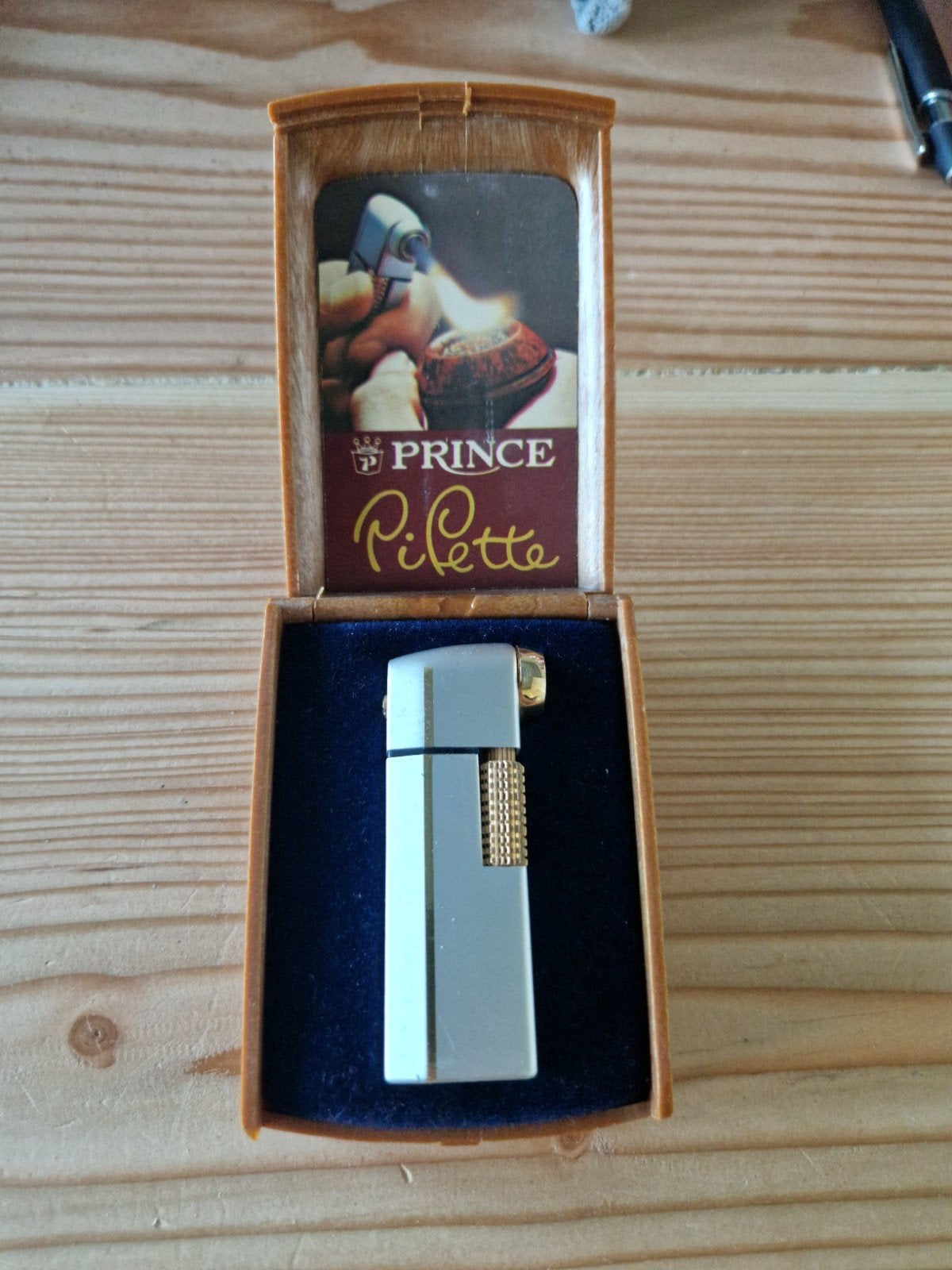 Prince Pilette Aansteker (Ongetest), Verzamelen, Rookartikelen, Aanstekers en Luciferdoosjes, Ophalen of Verzenden, Gebruikt, Aansteker