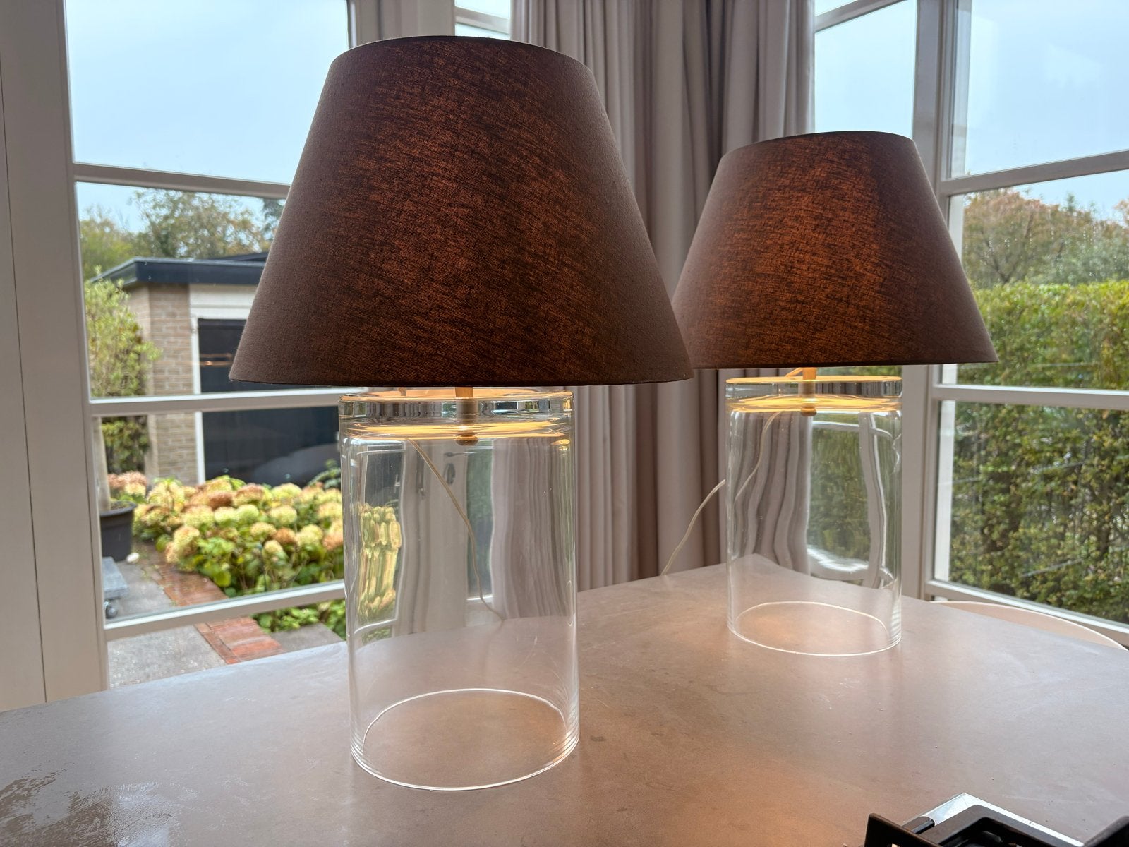 Glazen tafellamp met bruine kap - 30 cm hoog, Huis en Inrichting, Gebruikt, Ophalen of Verzenden, Met kap, Glas