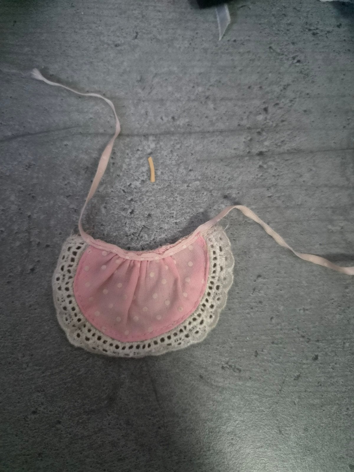 Vintage Barbie slabbetje roze met kant, Verzamelen, Poppen, Ophalen of Verzenden, Gebruikt, Kleertjes