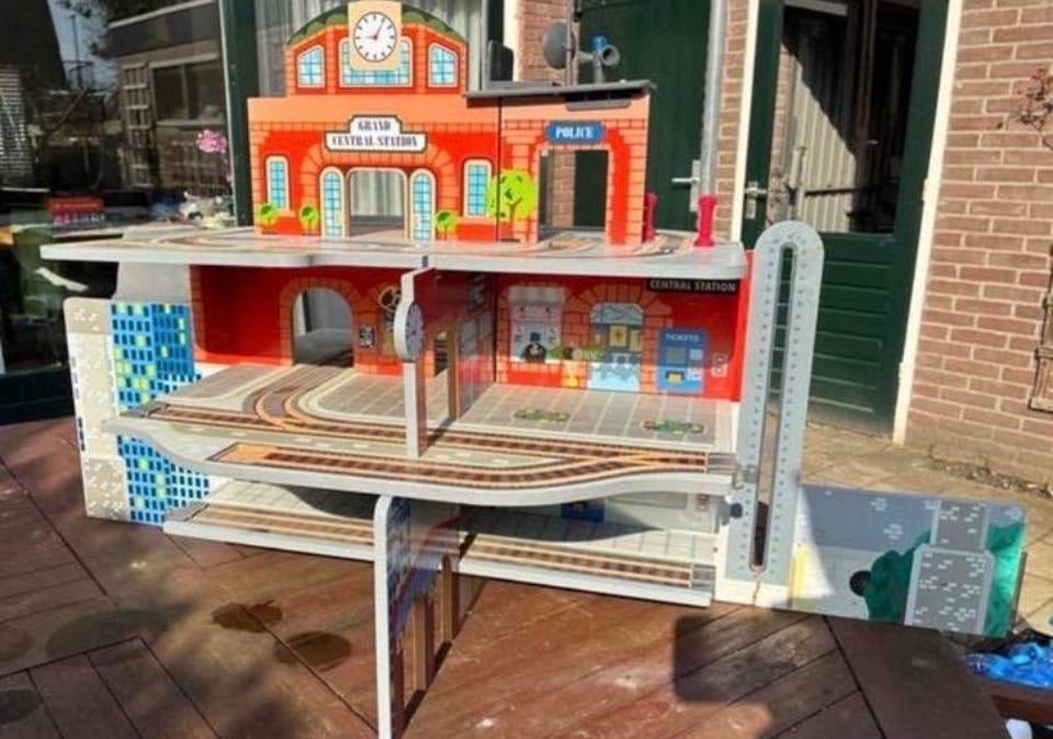 Grote houten treinset met station en sporen, Ophalen, Zo goed als nieuw, Overige typen